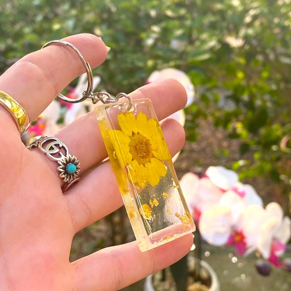 Pack of 3 Flower Resin Keychain Mystery Bundle - Picture 10 of 13